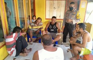 Datangi Warga Yang Duduk Berkerumun, Bhabinkamtibmas Desa Olilit Timur Sampaikan Maklumat Kapolri Cegah Covid 19