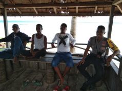 Sambangi Warga Yang Lagi Santai, Bhabinkamtibmas Desa Romean Sosialisasi Cegah Covid 19