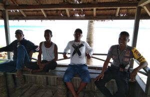 Sambangi Warga Yang Lagi Santai, Bhabinkamtibmas Desa Romean Sosialisasi Cegah Covid 19