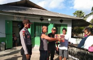 Bhabinkamtibmas Desa Romean Kawal Giat Pembagian BPNT