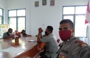 Bhabinkamtibmas Desa Romean Hadir Dalam Giat Pembahasan Perkembangan Tim Satgas Relawan Covid 19