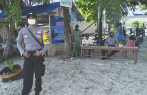 Bhabinkamtibmas Desa Romean Melaksanakan Pengamanan Masuknya KM Terima Kasih