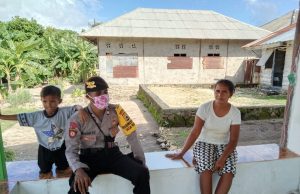 Kunjungi Warga, Bhabinkamtibmas Desa Romean Himbau Untuk Cegah Covid 19 Dan Jaga Kamtibmas