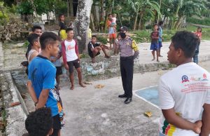 Sambangi Warga Berkerumun, Bhabinkamtibmas Desa Sangliat Dol AJak Untuk Membubarkan Diri