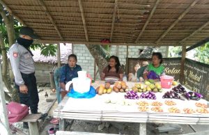 Mencegah Penyebaran Covid 19, Bhabinkamtibmas Desa Sangliat Krawain Rutin Sambangi Warganya