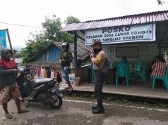 Bersama Lawan Corona, Bhabinkamtibmas Desa Sangliat Krawain Datangi Warganya