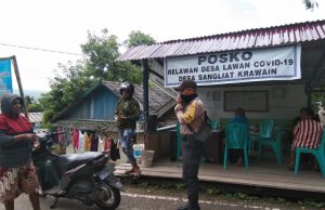 Bersama Lawan Corona, Bhabinkamtibmas Desa Sangliat Krawain Datangi Warganya