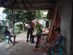Sambangi Keluarga Yeremias Batfian,Bhabinkamtibmas Sangliat Krawain Himbau Cegah Covid 19