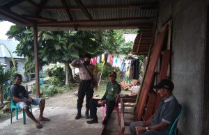 Sambangi Keluarga Yeremias Batfian,Bhabinkamtibmas Sangliat Krawain Himbau Cegah Covid 19