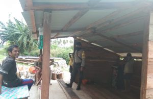 Bhabinkamtibmas Desa Sangliat Krawain Ajak Warga Cegah Covid 19 Dan Bercocok Tanam