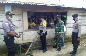 Polsek Selaru Dengan Berjalan Kaki Menyambangi Rumah Penduduk Guna Ajak Cegah Covid 19