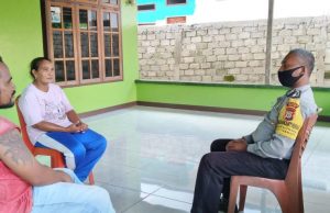 Bhabinkamtibmas Desa Sifnana Sambangi Warganya Dan Mensosialisasikan Maklumat Kapolri