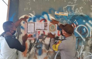 Bhabinkamtibmas Desa Sifnana Tempelkan Maklumat Kapolri Pada Tempat Keramaian