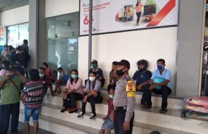 Bhabinkamtibmas Desa Sifnana Kawal Dan Pam Pengambilan Bantuan Langsung Tunai ( BLT )