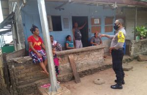 Cegah Covid 19, Bhabinkamtibmas Desa Themin Tak Kenal Lelah Sosialisasi Maklumat Kapolri