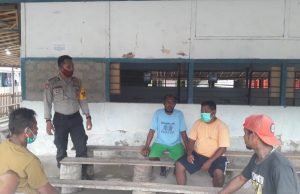 Melihat Warga Duduk Bekerumun,Bhabinkamtibmas Desa Tumbur Sambangi Dan Membubarkan