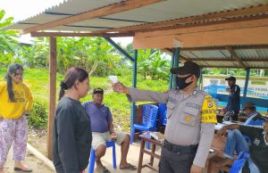 Bhabinkamtibmas Desa Watidal Sambangi Posko Covid 19 Dan Sosialisasi Maklumat Kapolri