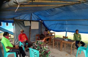 Perketat Keluar Masuk Warga, Bhabinkamtibmas Desa Werain Bersama Babinsa Ajak Warga Cegah Covid 19