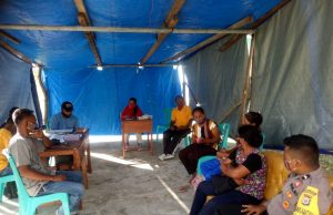 Bhabinkamtibmas Desa Werain Bersama Tim Relawan Posko Covid 19 Menggelar Giat Anev
