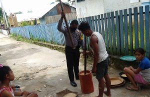 Sambangi Dan Membantu Warganya, Bhabinkamtibmas Desa Wermatang Sampaikan Isi Maklumat Kapolri