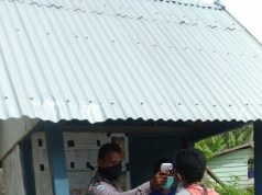 Bhabinkamtibmas Desa Wermatang Periksa Langsung Suhu Tubuh Setiap Warga Yang Masuk Di Desa