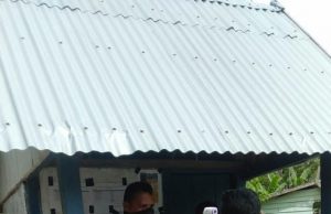 Bhabinkamtibmas Desa Wermatang Periksa Langsung Suhu Tubuh Setiap Warga Yang Masuk Di Desa