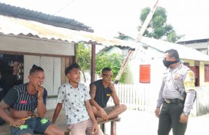 Isi Maklumat Kapolri Tentang Pencegahan Covid 19 Disampaikan Bhabinkamtibmas Desa Wermatang Bagi Warganya