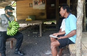 Bhabinkamtibmas Desa Wowonda Mengajak Warga Bercocok Tanam Dan Melawan Covid 19