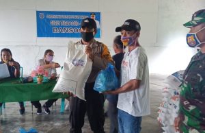 Bhabinkamtibmas Desa Wowonda Kawal Ketat Pembagian Bansos Bagi Warga Terdampak Covid 19