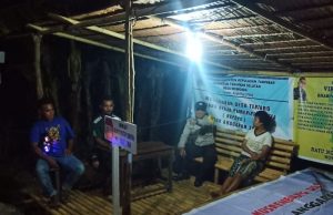 Bhabinkamtibmas Pantau Langsung Giat Masyarakat Pada Posko Covid 19