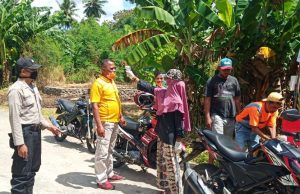Bhabinkamtibmas Desa Wowonda Saat Kinjungi Posko ,Ajak Warga Cegah Covid 19