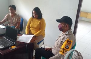 Bhabinkamtibmas Desa Wowonda Kawal Ketat Dana Bansos Pandemik Covid 19