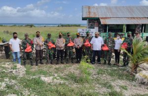 Polres MTB dalam giat Bansos kepada personil TNI 731 Kabaresi Pamputer Pos Satgas Kecamatan Selaru