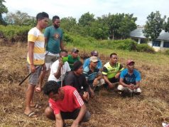 Sambangi warga di kebun, Bhabinkamtibmas Adaut ajak giat bercocok tanam