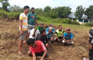Sambangi warga di kebun, Bhabinkamtibmas Adaut ajak giat bercocok tanam