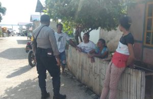 Bhabinkamtibmas Adaut sambangi warga sampaikan New Normal