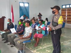 Bhabinkamtibmas Adaut dibantu personil Polsek Selaru dan Babinsa laksanakan giat Pengamanan penyaluran BLT-DD kepada warga.