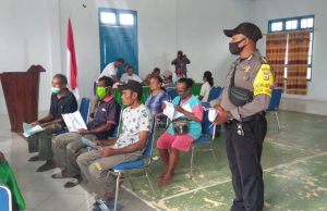 Bhabinkamtibmas Adaut dibantu personil Polsek Selaru dan Babinsa laksanakan giat Pengamanan penyaluran BLT-DD kepada warga.