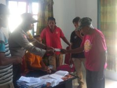 Bhabinkamtibmas Adaut Amankan Kegiatan Pembagian Token di Desa.