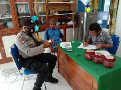 Bhabinkamtibmas Adaut dampingi dan amankan jalannya kegiatan pemberian bantuan Token gratis di Desa Adaut