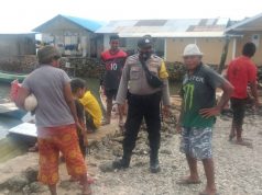 Peduli warga yang hendak ke Kebun di balik cuaca extrim, Bhabinkamtibmas Adaut Imbau jaga keselamatan sekaligus sosialisasikan New Normal