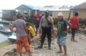 Peduli warga yang hendak ke Kebun di balik cuaca extrim, Bhabinkamtibmas Adaut Imbau jaga keselamatan sekaligus sosialisasikan New Normal