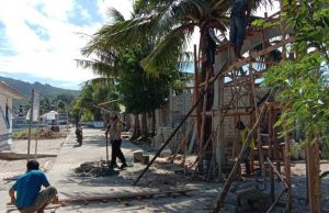 Gotong Royong Bhabinkamtibmas Adodo Molu besama Warga bangun Gapura di lingkungan RT.