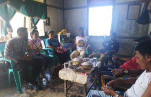 Bhabinkamtibmas Amdasa tak bosan sosialisaikan New Normal kepada warga lewai giat DDS