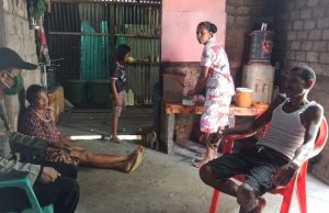 Sambangi Bapak Pice Sormamudi, Bhabinkamtibmas Awear Lama sampaikan Protokol Kesehatan Covid-19