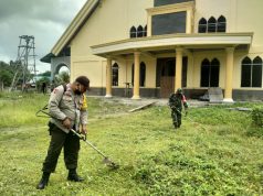 Bhabinkamtibmas Bomaki dan Babinsa bersama perangkat Desa bakti sosial di lingkungan Gereja