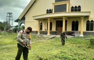 Bhabinkamtibmas Bomaki dan Babinsa bersama perangkat Desa bakti sosial di lingkungan Gereja