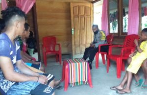 Sambangi Bapak Thomas, Bhabinkamtibmas Batu Putih Binluh New Normal