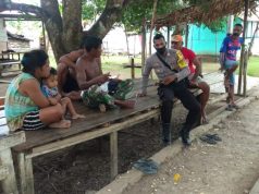 Lewat mengobrol bersama warga Bhabinkamtibmas Batu Putih sosialisasikan New Normal.