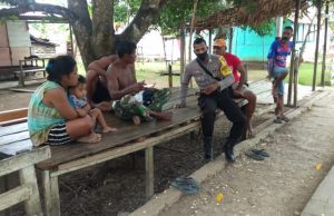 Lewat mengobrol bersama warga Bhabinkamtibmas Batu Putih sosialisasikan New Normal.
